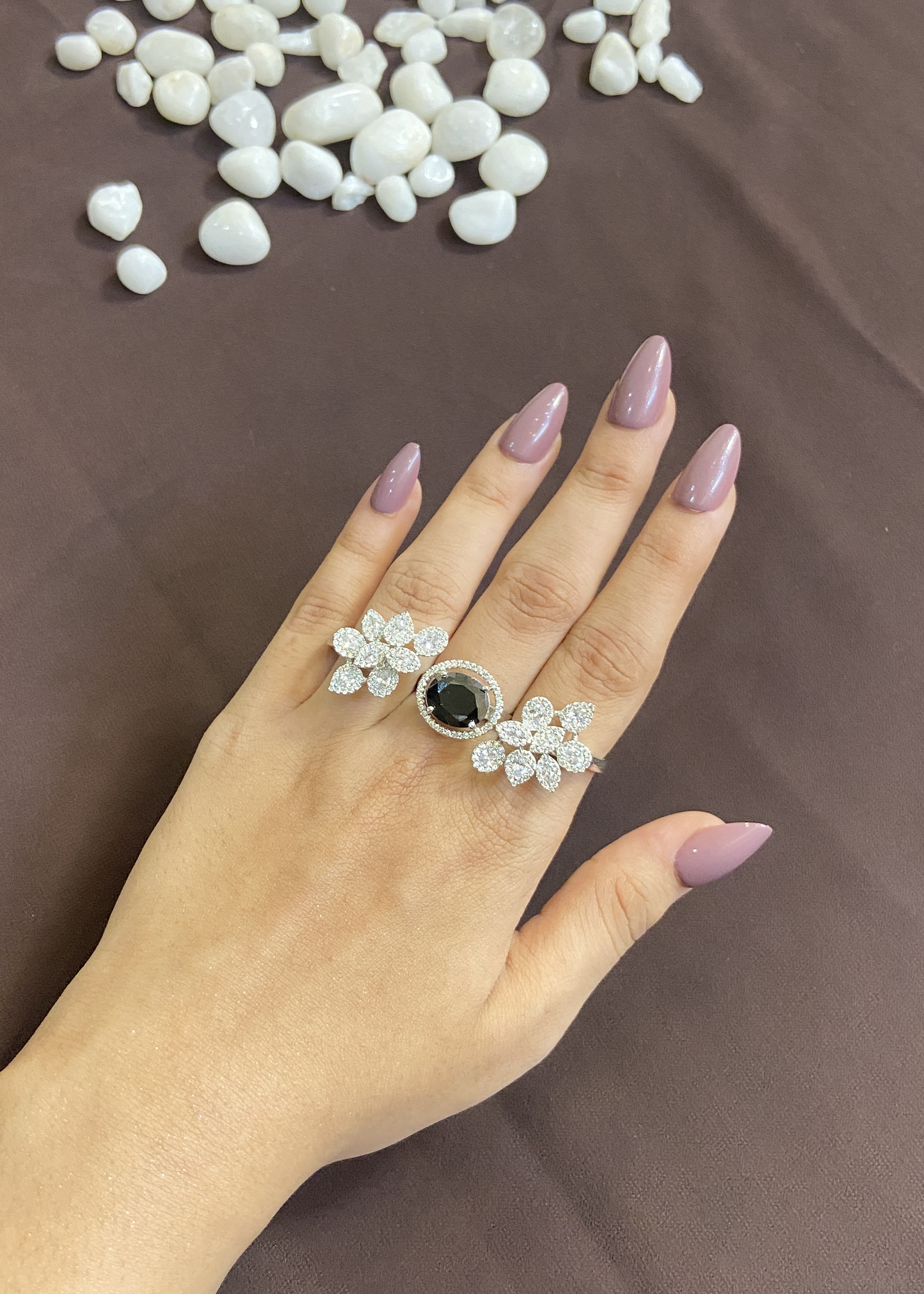 BLACK STONE 3 FINGER RING WITH SIDE DIAMONDS