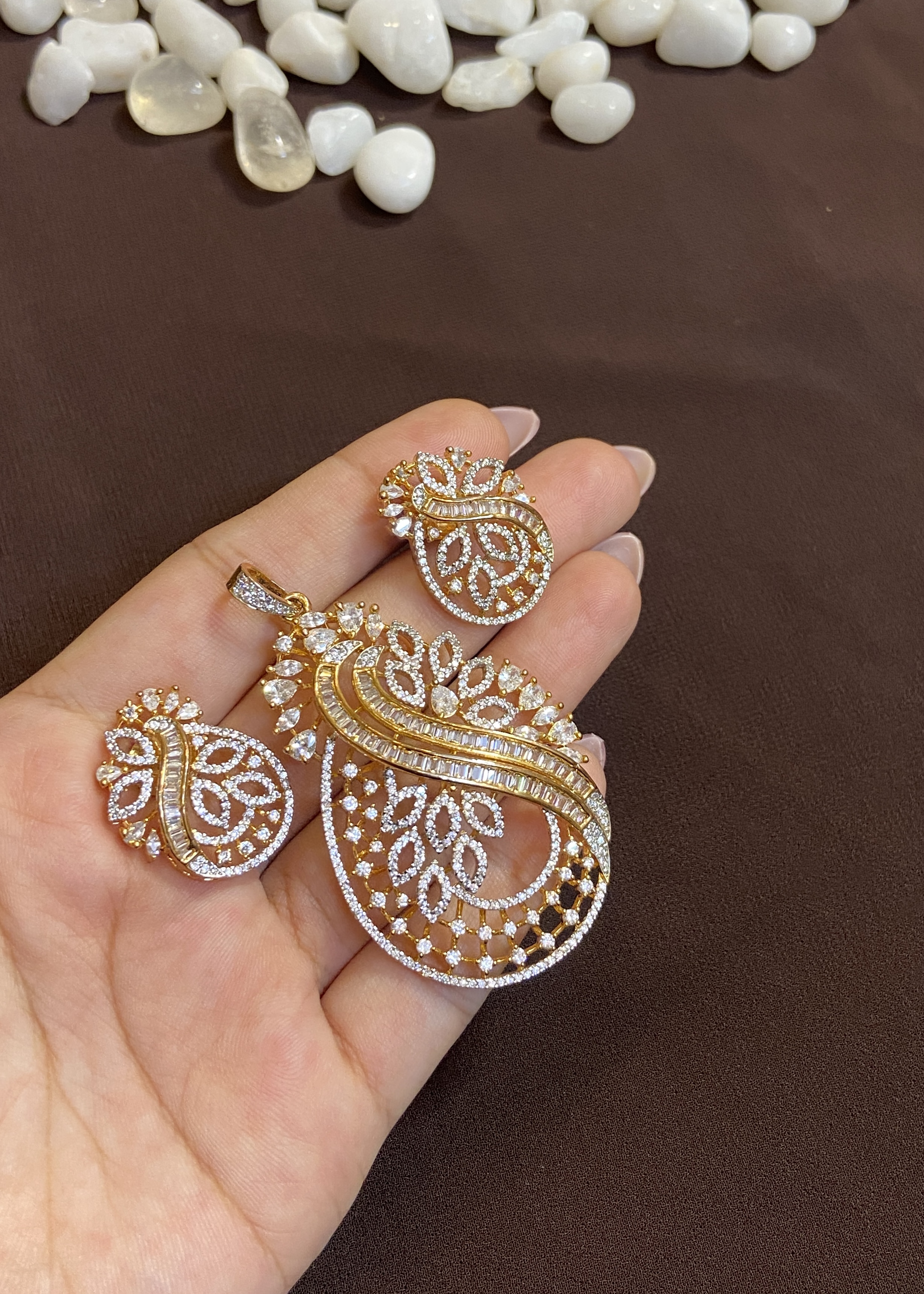 ELEGANT BUGGETS DIAMOND WITH GOLD POLISH & WHITE STONES PENDANT SET