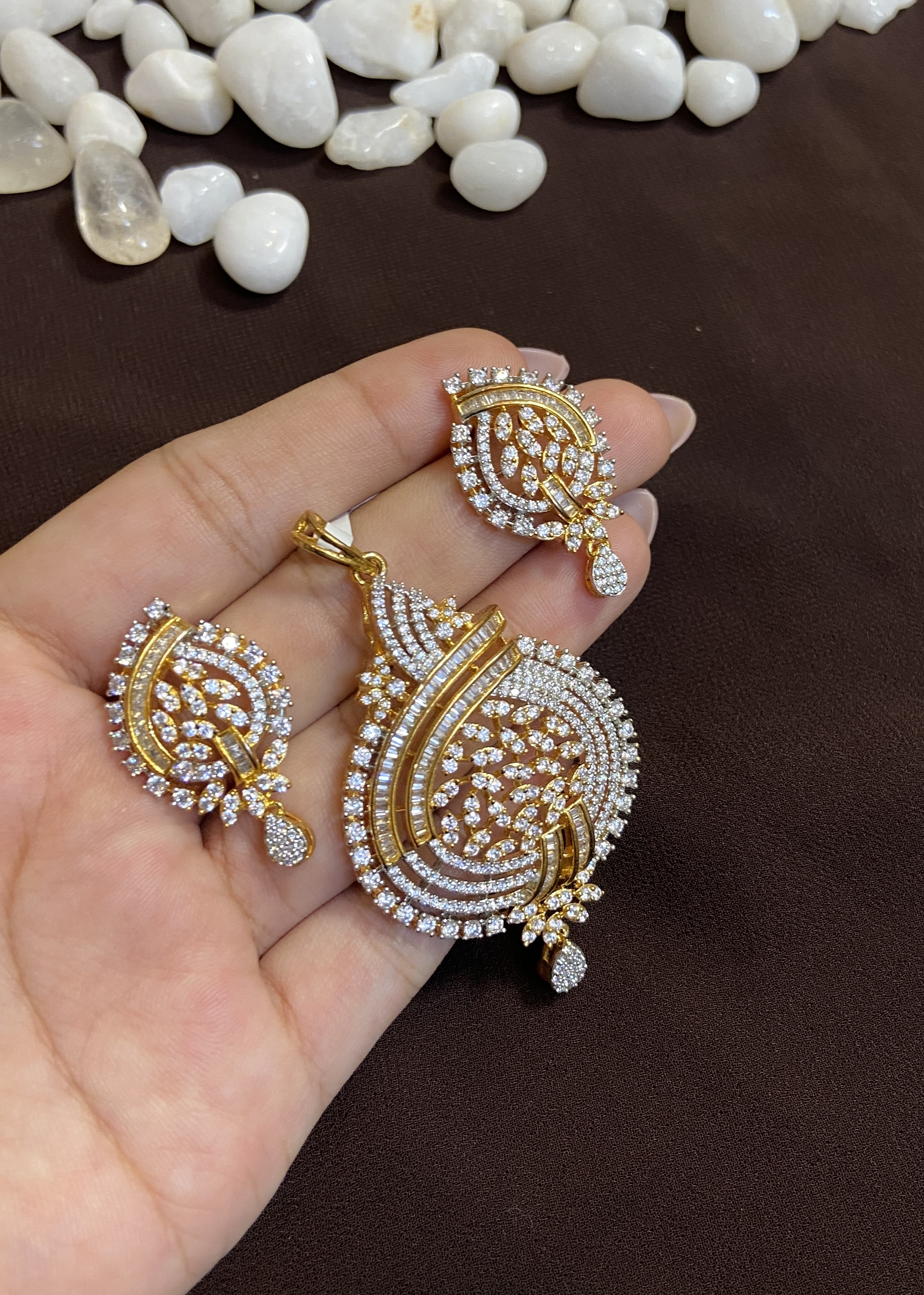 BUGGETS STONE WITH ELEGANT GOLDEN CUT PENDANT SET
