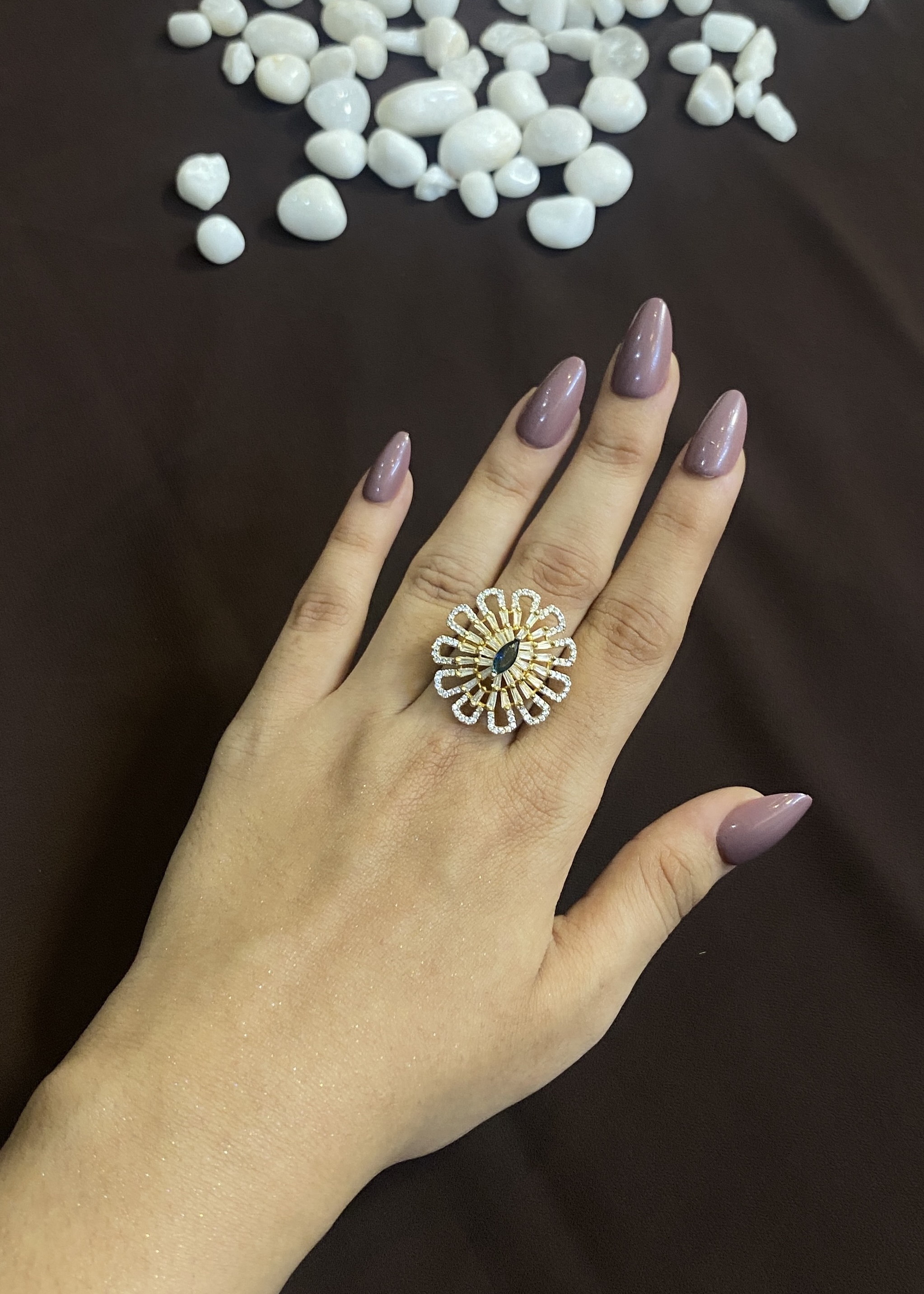SAPPHIRE STONE WITH BUGGETS BORDER RING