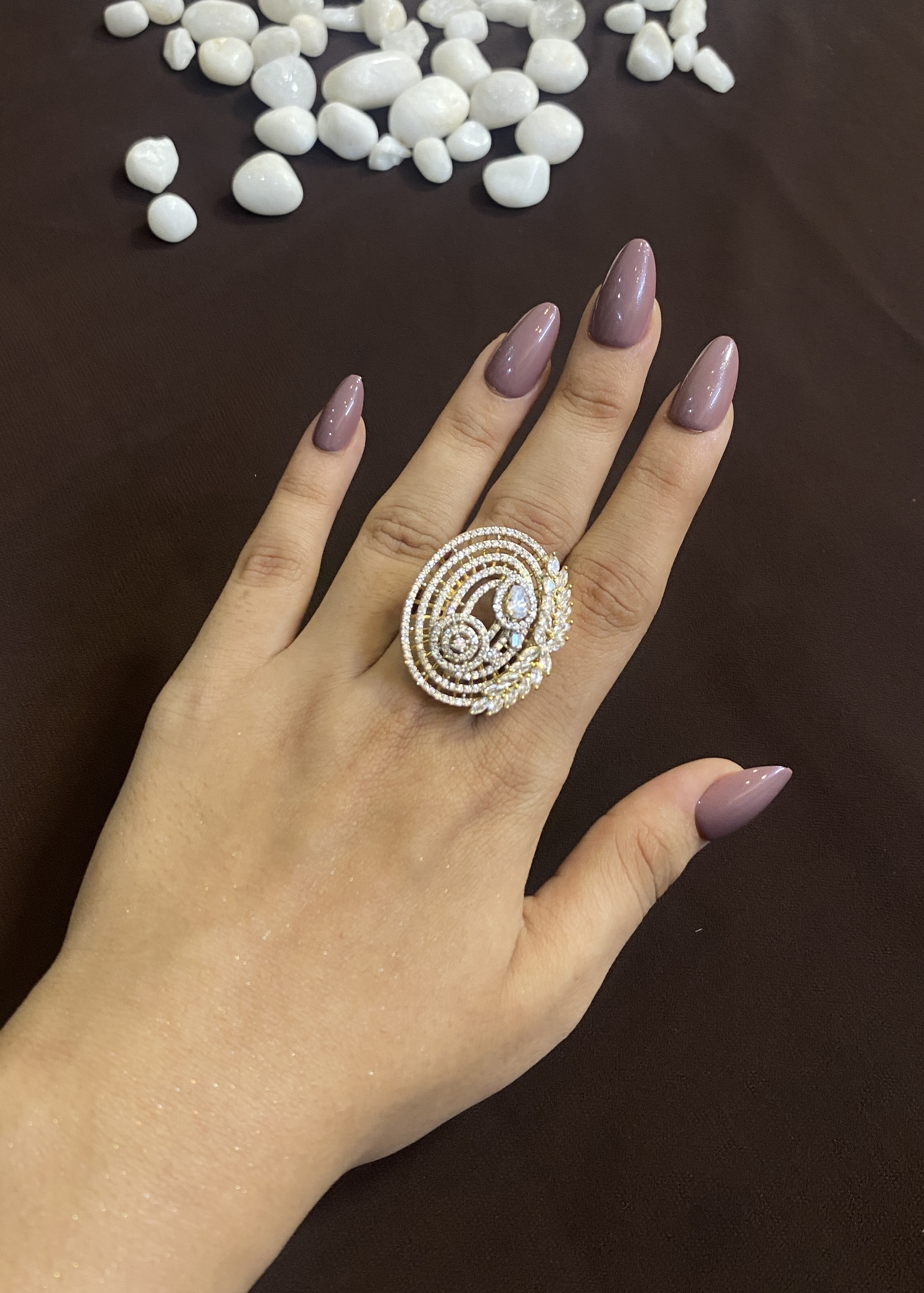 OVAL CONTINUOS BORDER RING WITH DIAMONDS