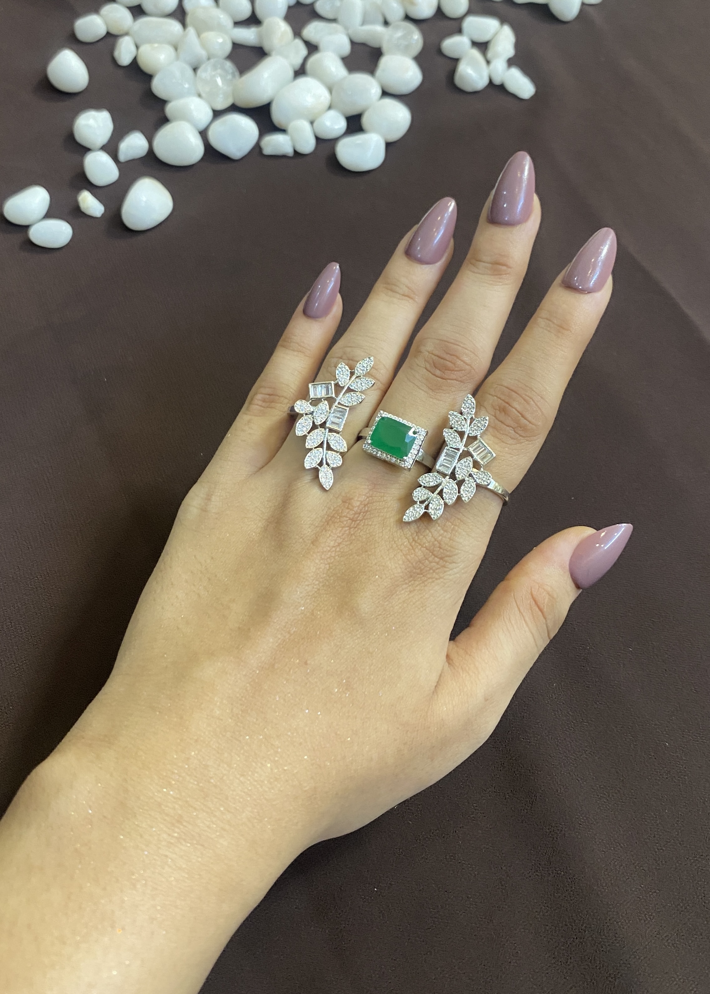 3 FINGER RING WITH EMERALD STONE