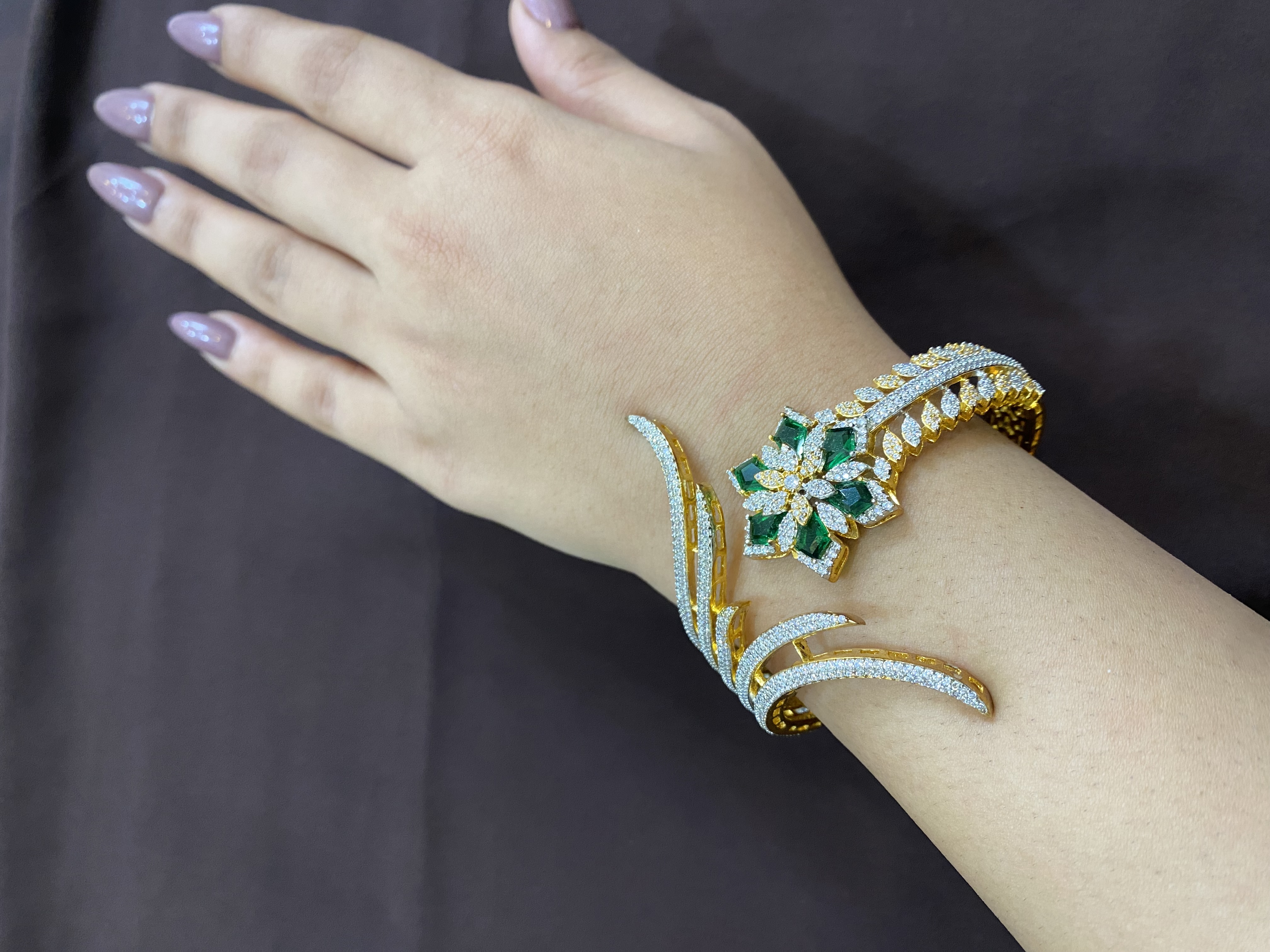 FRONT OPEN EMERALD STONE BRACELET WITH WHITE DIAMONDS